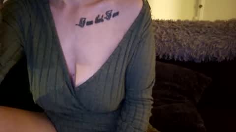 Snapshot of horneymomnextdoor chatting on 10/29/25, 01:30 horneymomnextdoor online show from 10/29/25, 01:30