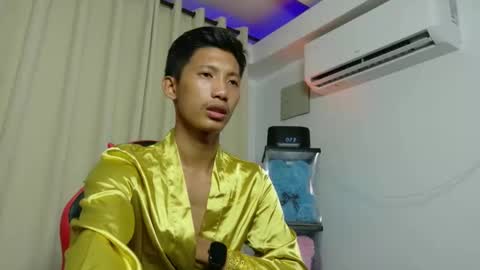 Snapshot of horny_asianmoreno chatting on 11/02/25, 01:02 ROGER online show from 11/02/25, 01:02