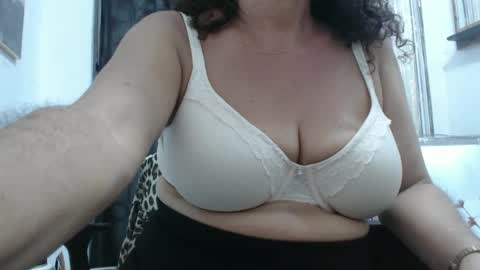 Snapshot of horny_mommy17 chatting on 12/12/24, 12:38 armina online show from 12/12/24, 12:38