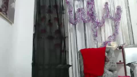 Snapshot of horny_mommy17 chatting on 12/16/24, 11:50 armina online show from 12/16/24, 11:50