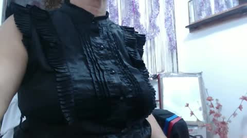 Snapshot of horny_mommy17 chatting on 01/06/25, 12:37 armina online show from 01/06/25, 12:37
