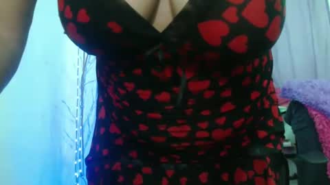 Snapshot of horny_mommy17 chatting on 10/10/25, 10:42 armina online show from 10/10/25, 10:42