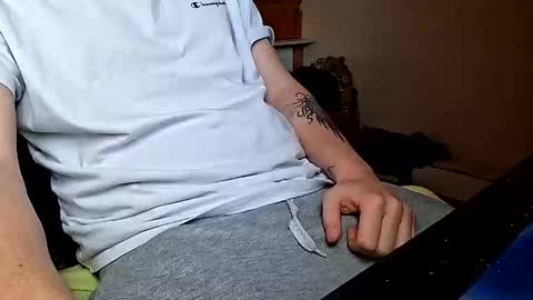 Snapshot of hornyandopenminded chatting on 11/17/25, 01:17 hornyandopenminded online show from 11/17/25, 01:17