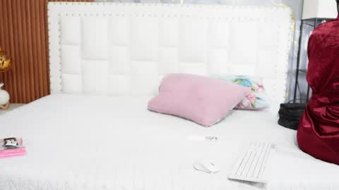 Snapshot of hornybarelylegalgirl chatting on 05/19/26, 01:44 Khloe online show from 05/19/26, 01:44