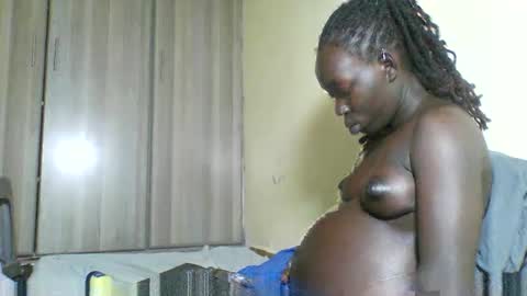 Snapshot of hornybebz chatting on 09/28/25, 09:09 Yvy online show from 09/28/25, 09:09