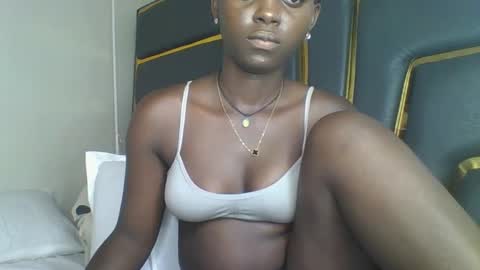 Snapshot of hornybella84 chatting on 11/15/25, 09:17 Bella online show from 11/15/25, 09:17