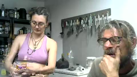 Snapshot of hornyhippies0080 chatting on 07/08/26, 12:42 Nix D online show from 07/08/26, 12:42