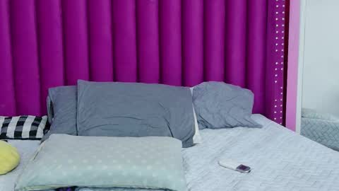 Snapshot of hornylatimommy chatting on 12/18/25, 12:11 Natasha online show from 12/18/25, 12:11