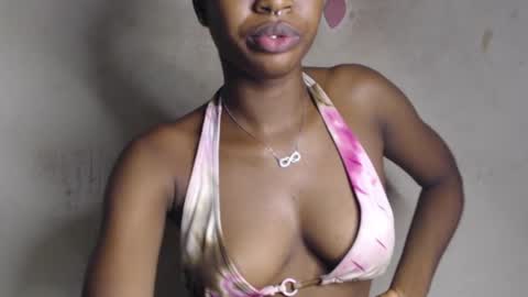 Snapshot of hornyslut_xx chatting on 06/08/26, 07:25 Bella online show from 06/08/26, 07:25