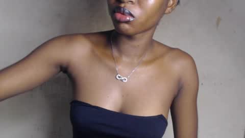 Snapshot of hornyslut_xx chatting on 06/11/26, 07:39 Bella online show from 06/11/26, 07:39