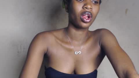 Snapshot of hornyslut_xx chatting on 06/12/26, 07:24 Bella online show from 06/12/26, 07:24