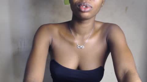 Snapshot of hornyslut_xx chatting on 06/14/26, 08:05 Bella online show from 06/14/26, 08:05