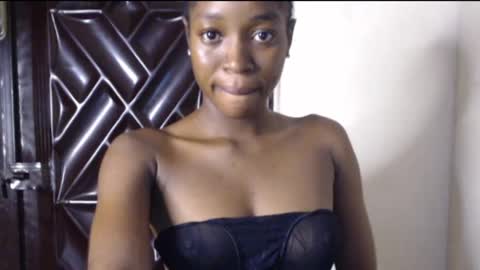 Snapshot of hornyslut_xx chatting on 06/28/26, 10:43 Bella online show from 06/28/26, 10:43
