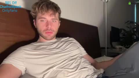 Snapshot of hot8pack01 chatting on 11/19/25, 09:15 Edward aka Wolf online show from 11/19/25, 09:15