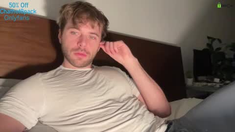 Snapshot of hot8pack01 chatting on 12/16/25, 10:15 Edward aka Wolf online show from 12/16/25, 10:15