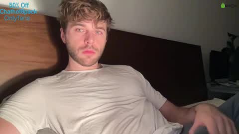 Snapshot of hot8pack01 chatting on 12/22/25, 11:24 Edward aka Wolf online show from 12/22/25, 11:24