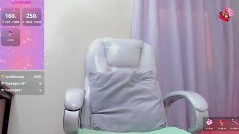 Snapshot of hot_beauty__ chatting on 01/25/25, 11:55 VALENTINA online show from 01/25/25, 11:55