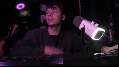 Hot boy 2002 online show from 10/03/25, 07:44