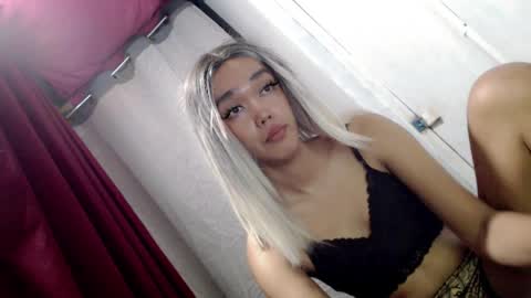 hot_moma69 online show from 05/02/26, 01:16