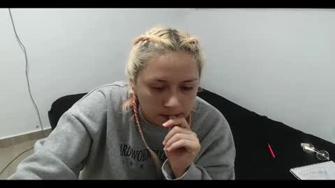 Snapshot of hot_mommymia chatting on 01/11/25, 11:35 Mia online show from 01/11/25, 11:35