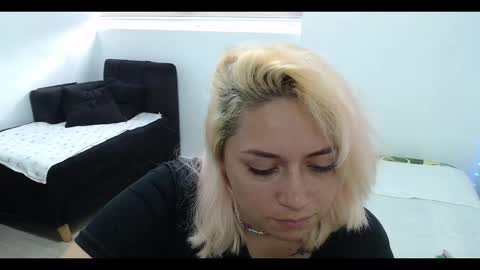 Snapshot of hot_mommymia chatting on 01/20/25, 10:04 Mia online show from 01/20/25, 10:04