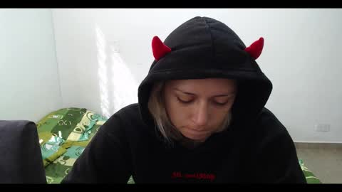 Snapshot of hot_mommymia chatting on 02/18/25, 01:33 Mia online show from 02/18/25, 01:33