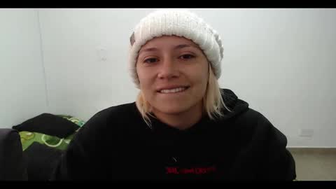 Snapshot of hot_mommymia chatting on 02/19/25, 01:06 Mia online show from 02/19/25, 01:06
