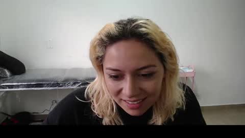 Snapshot of hot_mommymia chatting on 03/04/25, 12:12 Mia online show from 03/04/25, 12:12