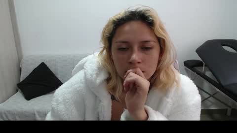 Snapshot of hot_mommymia chatting on 03/07/25, 05:17 Mia online show from 03/07/25, 05:17