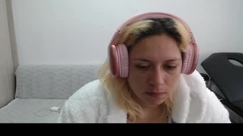 Snapshot of hot_mommymia chatting on 03/10/25, 04:03 Mia online show from 03/10/25, 04:03