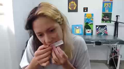 Snapshot of hot_mommymia chatting on 09/19/25, 04:51 Mia online show from 09/19/25, 04:51