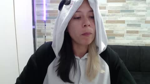 Snapshot of hot_mommymia chatting on 09/24/25, 02:04 Mia online show from 09/24/25, 02:04