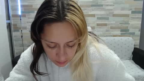 Snapshot of hot_mommymia chatting on 10/03/25, 02:52 Mia online show from 10/03/25, 02:52