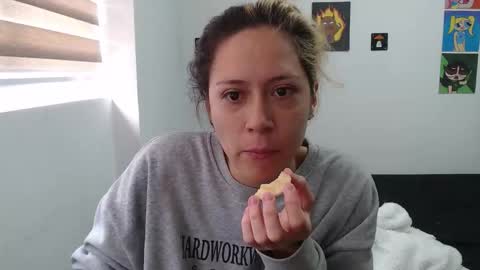 Snapshot of hot_mommymia chatting on 10/12/25, 01:54 Mia online show from 10/12/25, 01:54