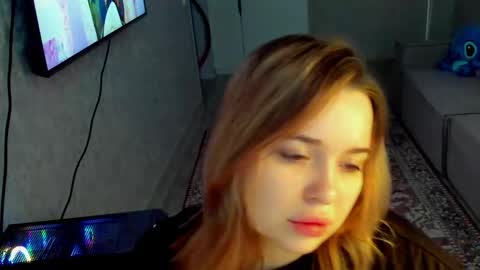 Snapshot of hot_moon_666 chatting on 04/27/26, 05:27 Moon online show from 04/27/26, 05:27