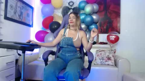 Snapshot of hot_sexy_bunny chatting on 11/22/25, 01:54 hot sexy bunny online show from 11/22/25, 01:54