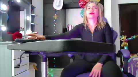 Snapshot of hot_sexy_bunny chatting on 12/18/25, 02:12 hot sexy bunny online show from 12/18/25, 02:12