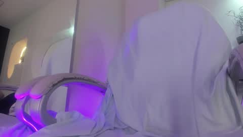 Snapshot of hot_valery_ chatting on 11/19/25, 08:20 Valery online show from 11/19/25, 08:20