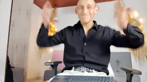 Snapshot of hotblue_98 chatting on 01/23/25, 02:12 Red online show from 01/23/25, 02:12