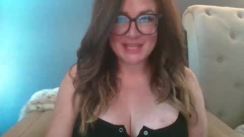 Snapshot of hothousewife333 chatting on 10/15/25, 02:50 hothousewife333 online show from 10/15/25, 02:50