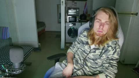 Snapshot of hotinhell666 chatting on 12/14/24, 04:31 Hikikomori Alex online show from 12/14/24, 04:31