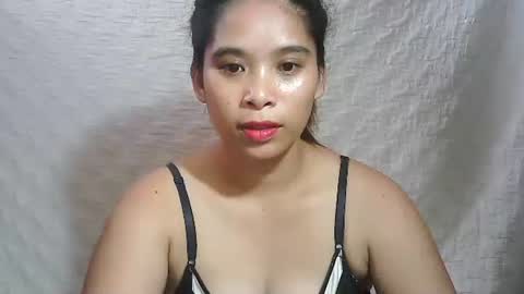 Snapshot of hotmompinay30 chatting on 10/27/25, 10:58 flor online show from 10/27/25, 10:58