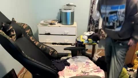 hot online show from 11/30/25, 08:40