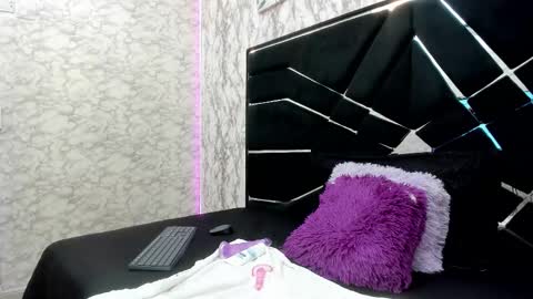 hottie_mia_ online show from 12/20/25, 07:21