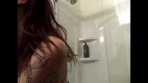 Snapshot of hottiefrmhell97 chatting on 11/22/25, 07:29 Lucky online show from 11/22/25, 07:29