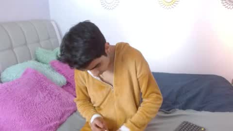 Snapshot of hottiie_guy chatting on 11/15/25, 06:04 hottiie_guy online show from 11/15/25, 06:04