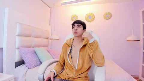 Snapshot of hottiie_guy chatting on 12/15/25, 12:09 hottiie_guy online show from 12/15/25, 12:09