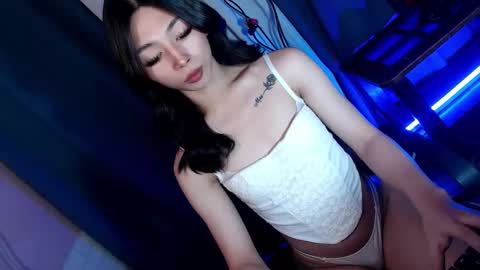 Snapshot of hottmolly100403 chatting on 10/27/25, 05:33 SCARLET online show from 10/27/25, 05:33