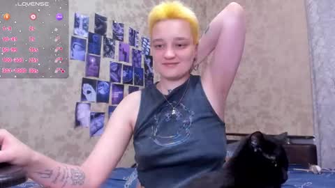 Snapshot of hotty_linn chatting on 09/21/25, 04:19 Linn online show from 09/21/25, 04:19