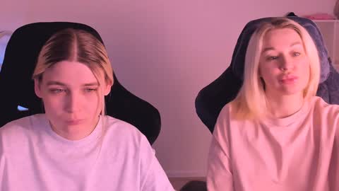 Nessie and Jessie online show from 01/05/25, 06:24